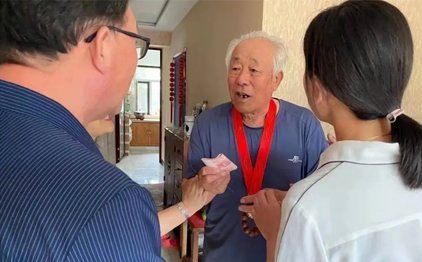 傳遞光榮與溫暖，“光榮在黨50年”紀(jì)念章送上門(mén)